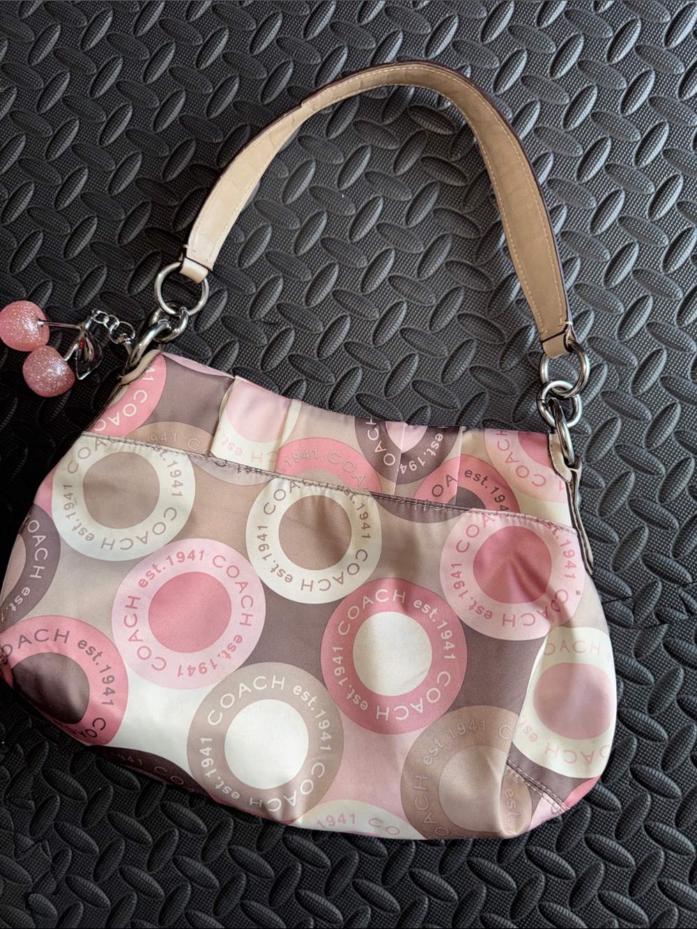 Vintage COACH SoHo Pink, Beige & Brown Signature Circle Shoulder Bag with Charm - Picture 9 of 15